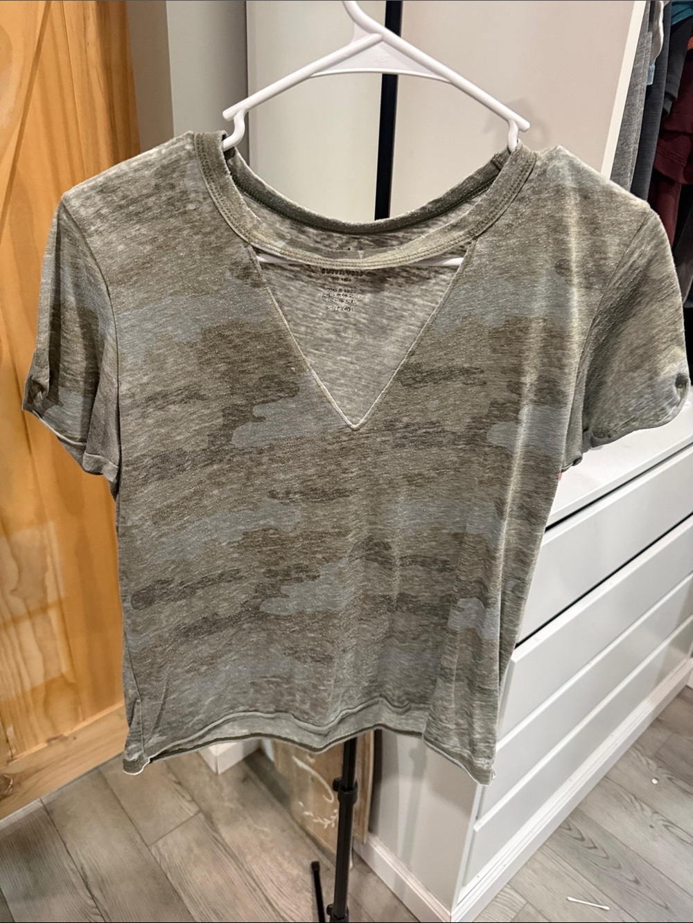 American Eagle Outfitters Olive Camo Short Sleeve Tee